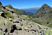 42 ...continua il sentiero in traverso in saliscendi anche su pietraie per il Lago Rotondo